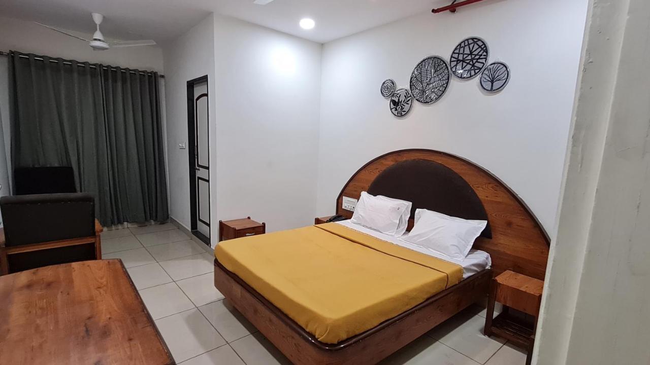 Hotel Tirth Ankleshwar Zewnętrze zdjęcie